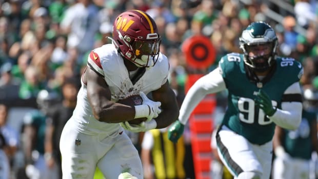 Washington Commanders running back Brian Robinson Jr. (8) runs with the football against the Philadelphia Eagles during the first quarter at Lincoln Financial Field.